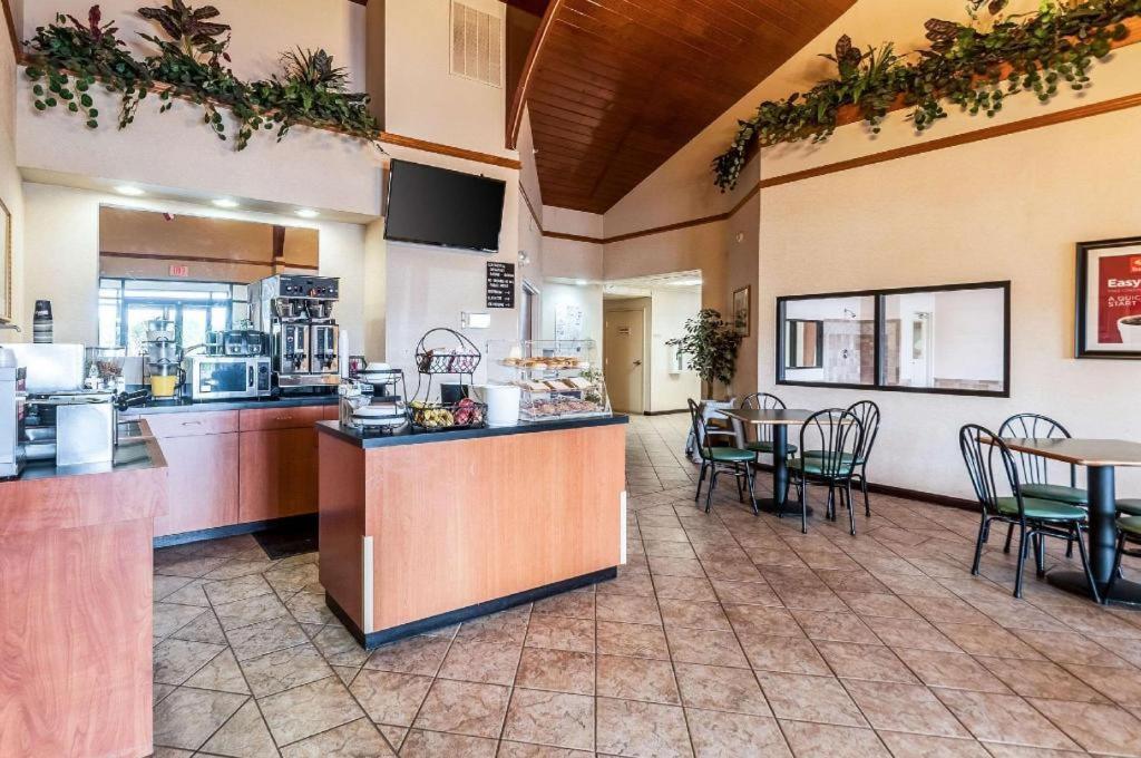 Econo Lodge Inn & Suites Middletown Extérieur photo