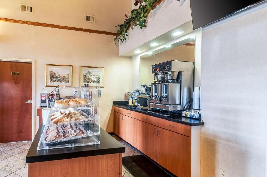 Econo Lodge Inn & Suites Middletown Extérieur photo