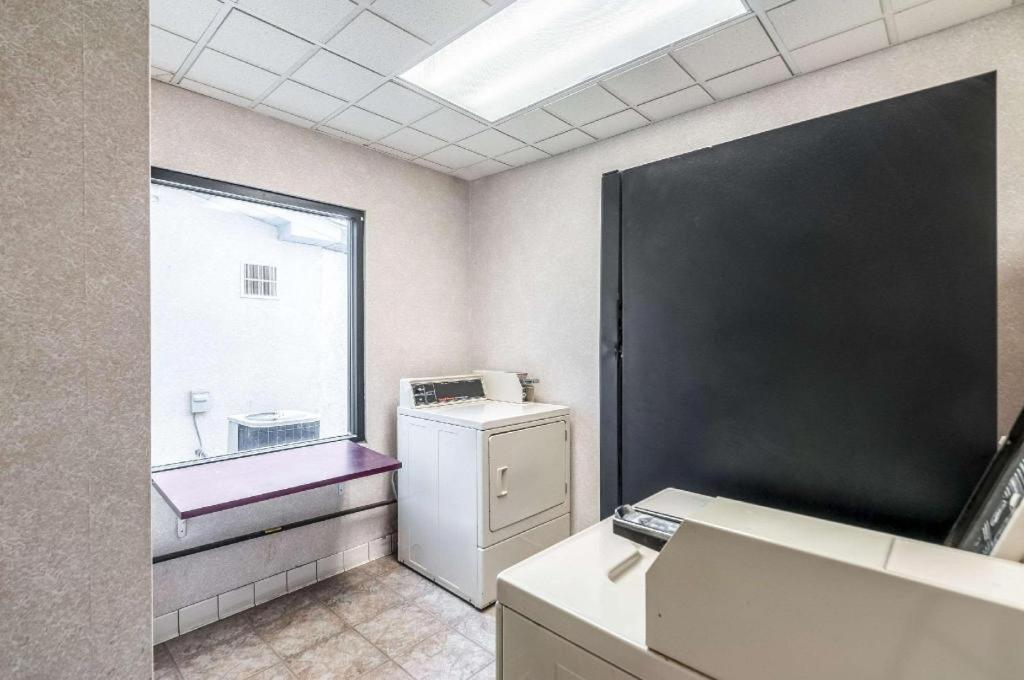 Econo Lodge Inn & Suites Middletown Extérieur photo